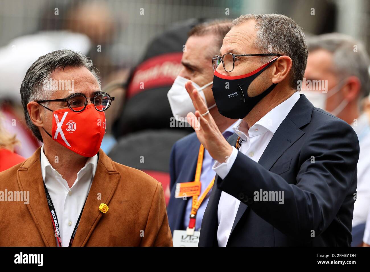 (L bis R): Ramon Tremosa (ESP), katalanischer Minister für Wirtschaft und Wissen und Präsident des Circuit de Barcelona-Catalunya, am Start mit Stefano Domenicali (ITA), Formel-1-Präsident und CEO. Großer Preis von Spanien, Sonntag, 9. Mai 2021. Barcelona, Spanien. Stockfoto