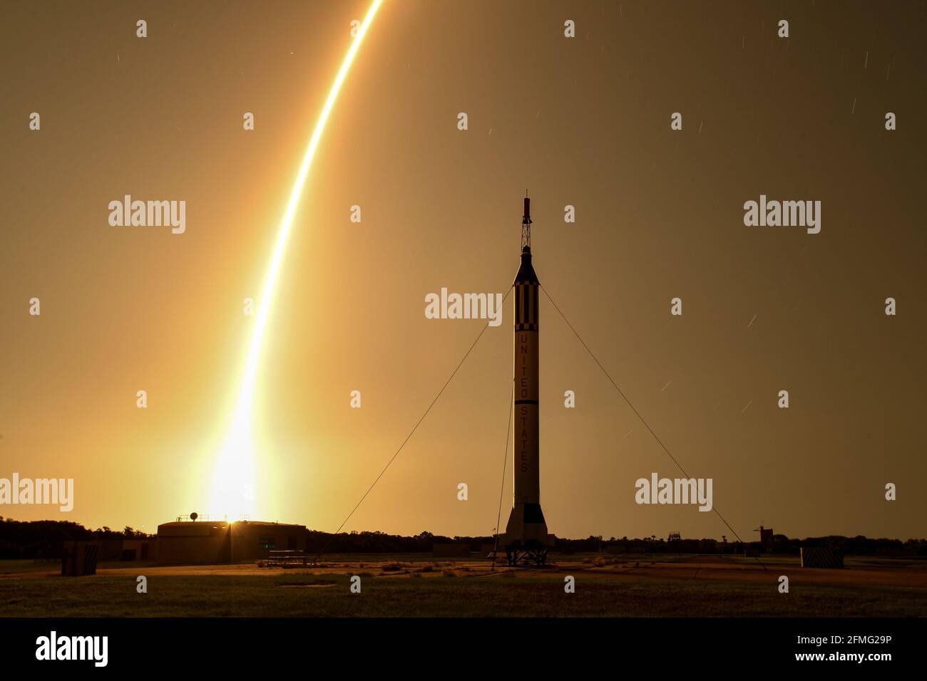 Am 5 Sonntag, den 9. Mai 2021, startet eine SpaceX Falcon 9-Rakete um 2:42 UHR VON der Cape Canaveral Space Force Station, Florida, ihre Starlink-Satelliten. Der Start von SpaceX erfolgte nur vier Tage nach dem 60. Jahrestag des ersten bemannten Weltraumflugs der NASA, als Alan Shepard auf dem Mercury Redstone Booster auf einer 15-minütigen Suborbitalmission gestartet wurde, die die US-Weltraumforschung ankündigt. Foto von Joe Marino/UPI Credit: UPI/Alamy Live News Stockfoto