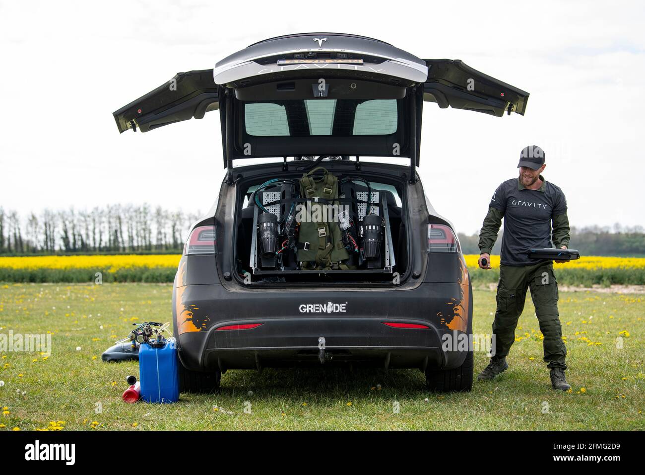 Richard Browning, Gründer von Gravity Industries, fliegt in seinem körpergesteuerten Jet-powered Anzug im Old Sarum Airfield, Salisbury, Wiltshire. Stockfoto