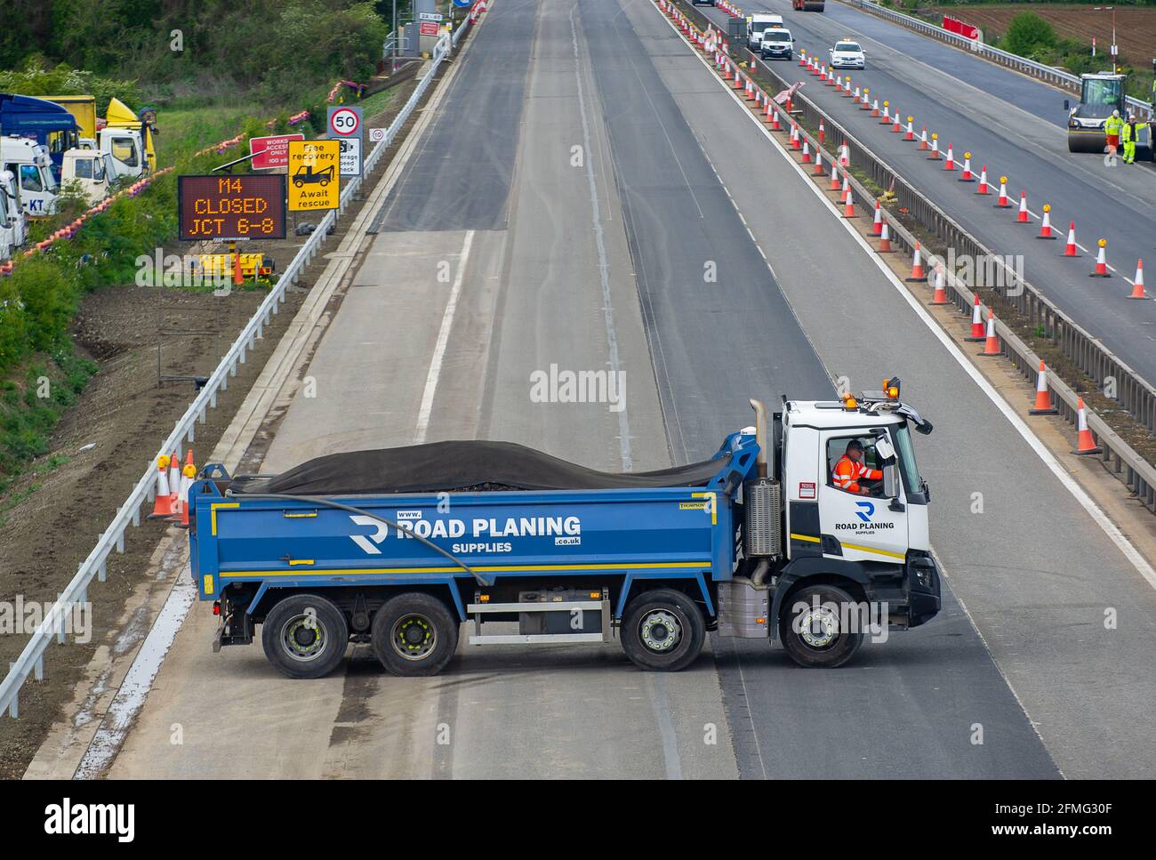 Taplow, Buckinghamshire, Großbritannien. Mai 2021. Die M4 ist an diesem Wochenende wieder zwischen Junction 6 (Slough) und Junction 8/9 (Maidenhead) wegen Bauarbeiten am M4 Smart Motorway Digital Upgrade geschlossen. An diesem Wochenende fand ein Resurfacing statt. In den letzten 5 Jahren hat es in Großbritannien 38 Tote auf intelligenten Autobahnen gegeben. Jüngste Statistiken belegen, dass die Sterberate auf intelligenten Autobahnen im Jahr 2019 um 8 % höher war als auf herkömmlichen Autobahnen, die immer noch eine harte Schulter haben, im Gegensatz zu okassionalen Schutzgebieten auf intelligenten Autobahnen. Quelle: Maureen McLean/Alamy Live News Stockfoto