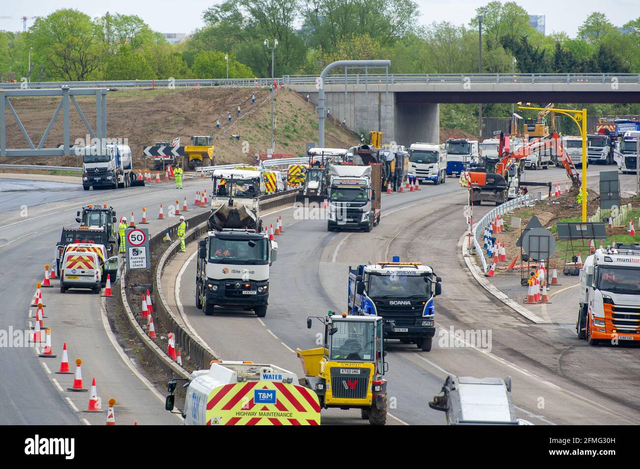 Taplow, Buckinghamshire, Großbritannien. Mai 2021. Die M4 ist an diesem Wochenende wieder zwischen Junction 6 (Slough) und Junction 8/9 (Maidenhead) wegen Bauarbeiten am M4 Smart Motorway Digital Upgrade geschlossen. An diesem Wochenende fand ein Resurfacing statt. In den letzten 5 Jahren hat es in Großbritannien 38 Tote auf intelligenten Autobahnen gegeben. Jüngste Statistiken belegen, dass die Sterberate auf intelligenten Autobahnen im Jahr 2019 um 8 % höher war als auf herkömmlichen Autobahnen, die immer noch eine harte Schulter haben, im Gegensatz zu okassionalen Schutzgebieten auf intelligenten Autobahnen. Quelle: Maureen McLean/Alamy Live News Stockfoto