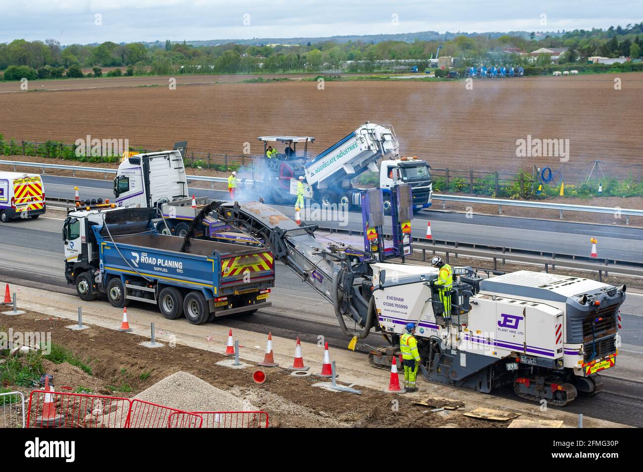 Taplow, Buckinghamshire, Großbritannien. Mai 2021. Die M4 ist an diesem Wochenende wieder zwischen Junction 6 (Slough) und Junction 8/9 (Maidenhead) wegen Bauarbeiten am M4 Smart Motorway Digital Upgrade geschlossen. An diesem Wochenende fand ein Resurfacing statt. In den letzten 5 Jahren hat es in Großbritannien 38 Tote auf intelligenten Autobahnen gegeben. Jüngste Statistiken belegen, dass die Sterberate auf intelligenten Autobahnen im Jahr 2019 um 8 % höher war als auf herkömmlichen Autobahnen, die immer noch eine harte Schulter haben, im Gegensatz zu okassionalen Schutzgebieten auf intelligenten Autobahnen. Quelle: Maureen McLean/Alamy Live News Stockfoto