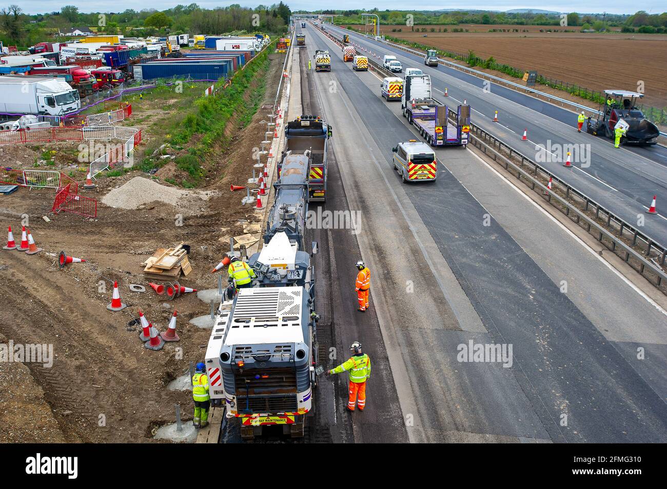Taplow, Buckinghamshire, Großbritannien. Mai 2021. Die M4 ist an diesem Wochenende wieder zwischen Junction 6 (Slough) und Junction 8/9 (Maidenhead) wegen Bauarbeiten am M4 Smart Motorway Digital Upgrade geschlossen. An diesem Wochenende fand ein Resurfacing statt. In den letzten 5 Jahren hat es in Großbritannien 38 Tote auf intelligenten Autobahnen gegeben. Jüngste Statistiken belegen, dass die Sterberate auf intelligenten Autobahnen im Jahr 2019 um 8 % höher war als auf herkömmlichen Autobahnen, die immer noch eine harte Schulter haben, im Gegensatz zu okassionalen Schutzgebieten auf intelligenten Autobahnen. Quelle: Maureen McLean/Alamy Live News Stockfoto