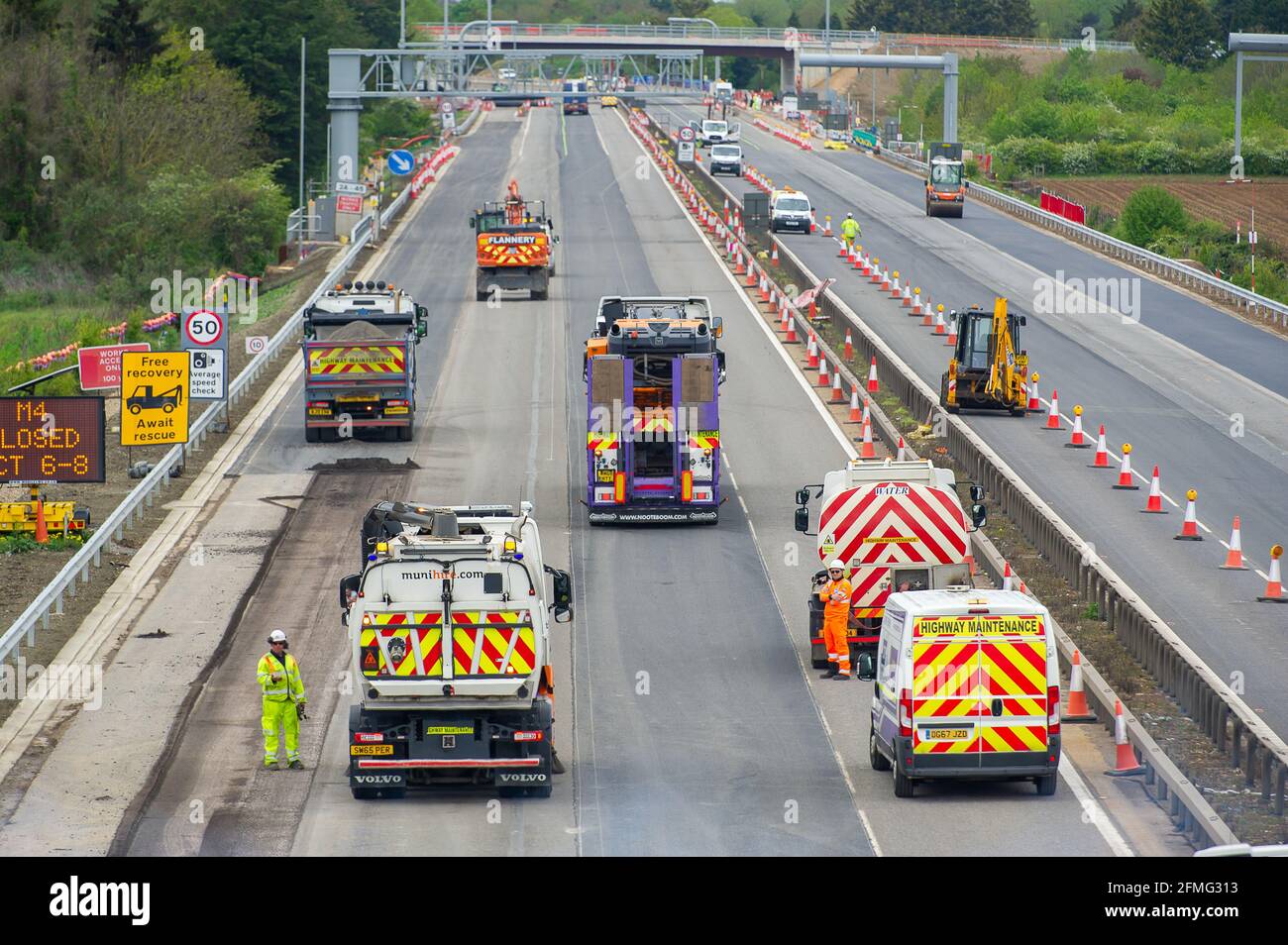 Taplow, Buckinghamshire, Großbritannien. Mai 2021. Die M4 ist an diesem Wochenende wieder zwischen Junction 6 (Slough) und Junction 8/9 (Maidenhead) wegen Bauarbeiten am M4 Smart Motorway Digital Upgrade geschlossen. An diesem Wochenende fand ein Resurfacing statt. In den letzten 5 Jahren hat es in Großbritannien 38 Tote auf intelligenten Autobahnen gegeben. Jüngste Statistiken belegen, dass die Sterberate auf intelligenten Autobahnen im Jahr 2019 um 8 % höher war als auf herkömmlichen Autobahnen, die immer noch eine harte Schulter haben, im Gegensatz zu okassionalen Schutzgebieten auf intelligenten Autobahnen. Quelle: Maureen McLean/Alamy Live News Stockfoto
