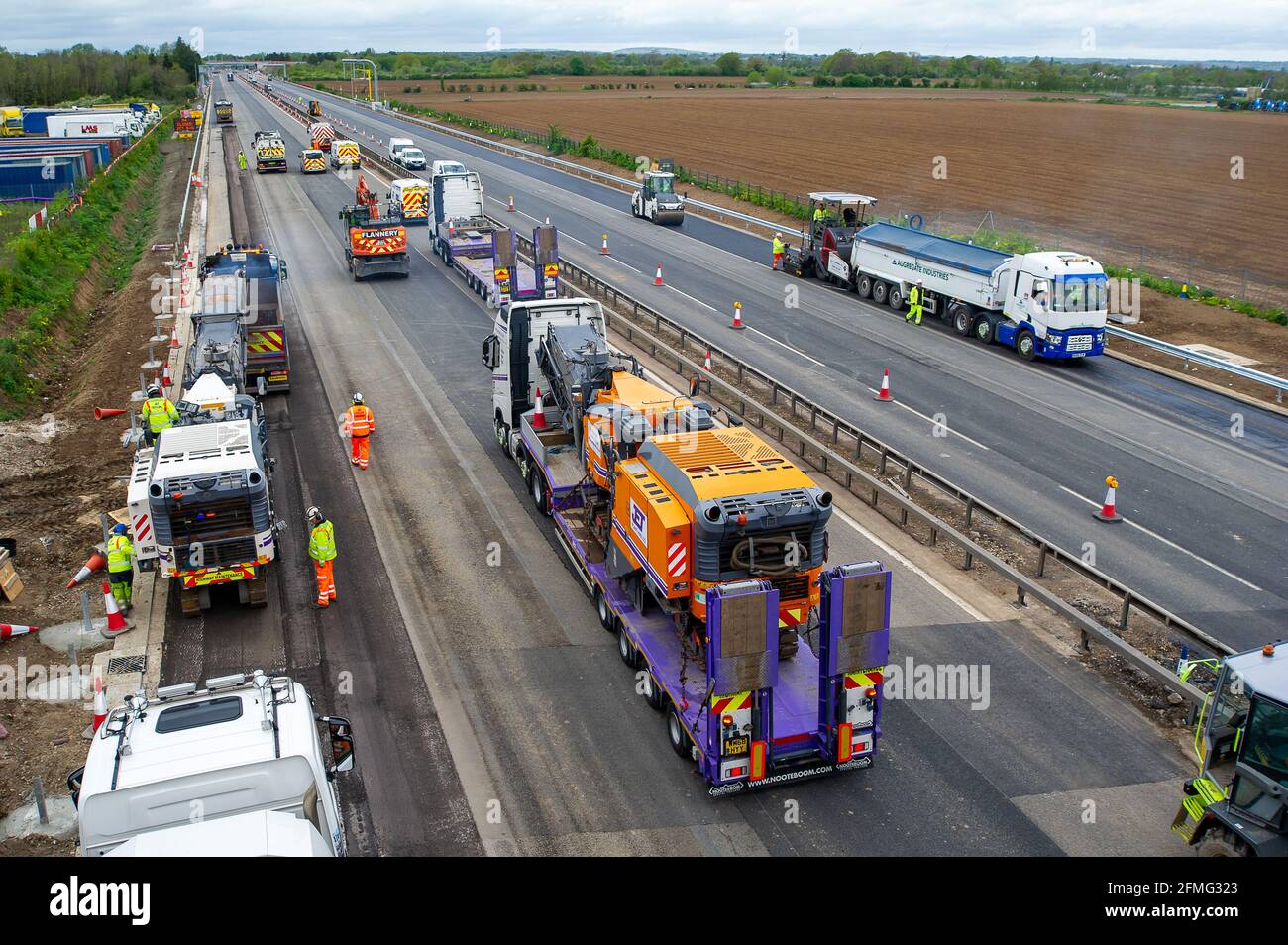 Taplow, Buckinghamshire, Großbritannien. Mai 2021. Die M4 ist an diesem Wochenende wieder zwischen Junction 6 (Slough) und Junction 8/9 (Maidenhead) wegen Bauarbeiten am M4 Smart Motorway Digital Upgrade geschlossen. An diesem Wochenende fand ein Resurfacing statt. In den letzten 5 Jahren hat es in Großbritannien 38 Tote auf intelligenten Autobahnen gegeben. Jüngste Statistiken belegen, dass die Sterberate auf intelligenten Autobahnen im Jahr 2019 um 8 % höher war als auf herkömmlichen Autobahnen, die immer noch eine harte Schulter haben, im Gegensatz zu okassionalen Schutzgebieten auf intelligenten Autobahnen. Quelle: Maureen McLean/Alamy Live News Stockfoto