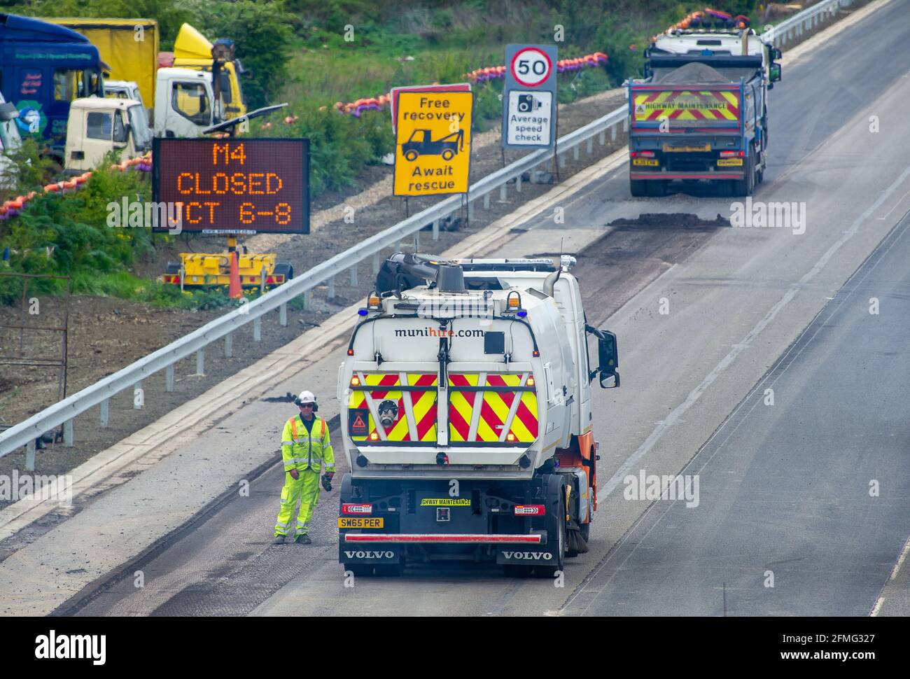 Taplow, Buckinghamshire, Großbritannien. Mai 2021. Die M4 ist an diesem Wochenende wieder zwischen Junction 6 (Slough) und Junction 8/9 (Maidenhead) wegen Bauarbeiten am M4 Smart Motorway Digital Upgrade geschlossen. An diesem Wochenende fand ein Resurfacing statt. In den letzten 5 Jahren hat es in Großbritannien 38 Tote auf intelligenten Autobahnen gegeben. Jüngste Statistiken belegen, dass die Sterberate auf intelligenten Autobahnen im Jahr 2019 um 8 % höher war als auf herkömmlichen Autobahnen, die immer noch eine harte Schulter haben, im Gegensatz zu okassionalen Schutzgebieten auf intelligenten Autobahnen. Quelle: Maureen McLean/Alamy Live News Stockfoto