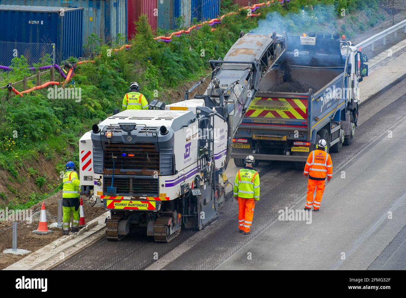 Taplow, Buckinghamshire, Großbritannien. Mai 2021. Die M4 ist an diesem Wochenende wieder zwischen Junction 6 (Slough) und Junction 8/9 (Maidenhead) wegen Bauarbeiten am M4 Smart Motorway Digital Upgrade geschlossen. An diesem Wochenende fand ein Resurfacing statt. In den letzten 5 Jahren hat es in Großbritannien 38 Tote auf intelligenten Autobahnen gegeben. Jüngste Statistiken belegen, dass die Sterberate auf intelligenten Autobahnen im Jahr 2019 um 8 % höher war als auf herkömmlichen Autobahnen, die immer noch eine harte Schulter haben, im Gegensatz zu okassionalen Schutzgebieten auf intelligenten Autobahnen. Quelle: Maureen McLean/Alamy Live News Stockfoto