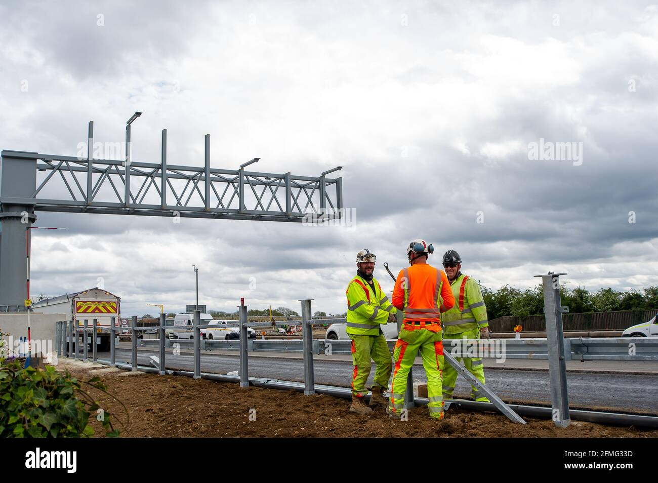 Taplow, Buckinghamshire, Großbritannien. Mai 2021. Die M4 ist an diesem Wochenende wieder zwischen Junction 6 (Slough) und Junction 8/9 (Maidenhead) wegen Bauarbeiten am M4 Smart Motorway Digital Upgrade geschlossen. An diesem Wochenende fand ein Resurfacing statt. In den letzten 5 Jahren hat es in Großbritannien 38 Tote auf intelligenten Autobahnen gegeben. Jüngste Statistiken belegen, dass die Sterberate auf intelligenten Autobahnen im Jahr 2019 um 8 % höher war als auf herkömmlichen Autobahnen, die immer noch eine harte Schulter haben, im Gegensatz zu okassionalen Schutzgebieten auf intelligenten Autobahnen. Quelle: Maureen McLean/Alamy Live News Stockfoto