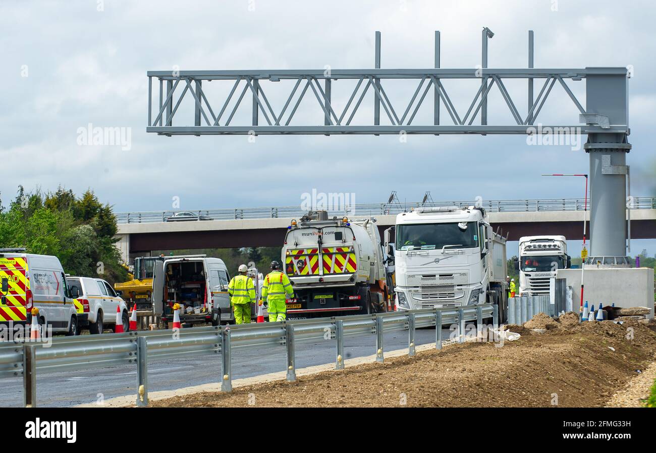 Taplow, Buckinghamshire, Großbritannien. Mai 2021. Die M4 ist an diesem Wochenende wieder zwischen Junction 6 (Slough) und Junction 8/9 (Maidenhead) wegen Bauarbeiten am M4 Smart Motorway Digital Upgrade geschlossen. An diesem Wochenende fand ein Resurfacing statt. In den letzten 5 Jahren hat es in Großbritannien 38 Tote auf intelligenten Autobahnen gegeben. Jüngste Statistiken belegen, dass die Sterberate auf intelligenten Autobahnen im Jahr 2019 um 8 % höher war als auf herkömmlichen Autobahnen, die immer noch eine harte Schulter haben, im Gegensatz zu okassionalen Schutzgebieten auf intelligenten Autobahnen. Quelle: Maureen McLean/Alamy Live News Stockfoto
