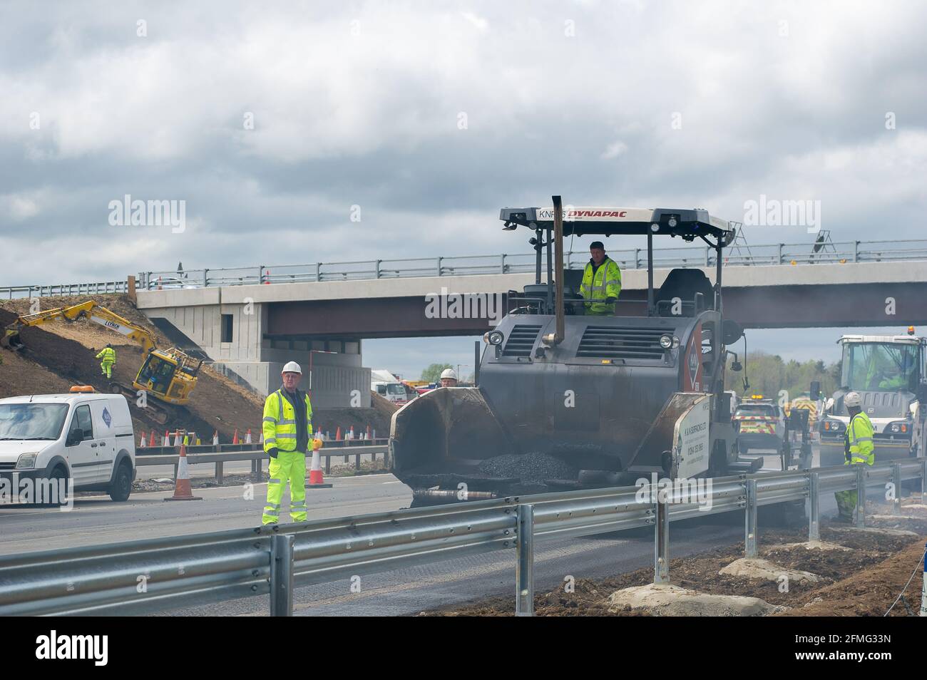 Taplow, Buckinghamshire, Großbritannien. Mai 2021. Die M4 ist an diesem Wochenende wieder zwischen Junction 6 (Slough) und Junction 8/9 (Maidenhead) wegen Bauarbeiten am M4 Smart Motorway Digital Upgrade geschlossen. An diesem Wochenende fand ein Resurfacing statt. In den letzten 5 Jahren hat es in Großbritannien 38 Tote auf intelligenten Autobahnen gegeben. Jüngste Statistiken belegen, dass die Sterberate auf intelligenten Autobahnen im Jahr 2019 um 8 % höher war als auf herkömmlichen Autobahnen, die immer noch eine harte Schulter haben, im Gegensatz zu okassionalen Schutzgebieten auf intelligenten Autobahnen. Quelle: Maureen McLean/Alamy Live News Stockfoto