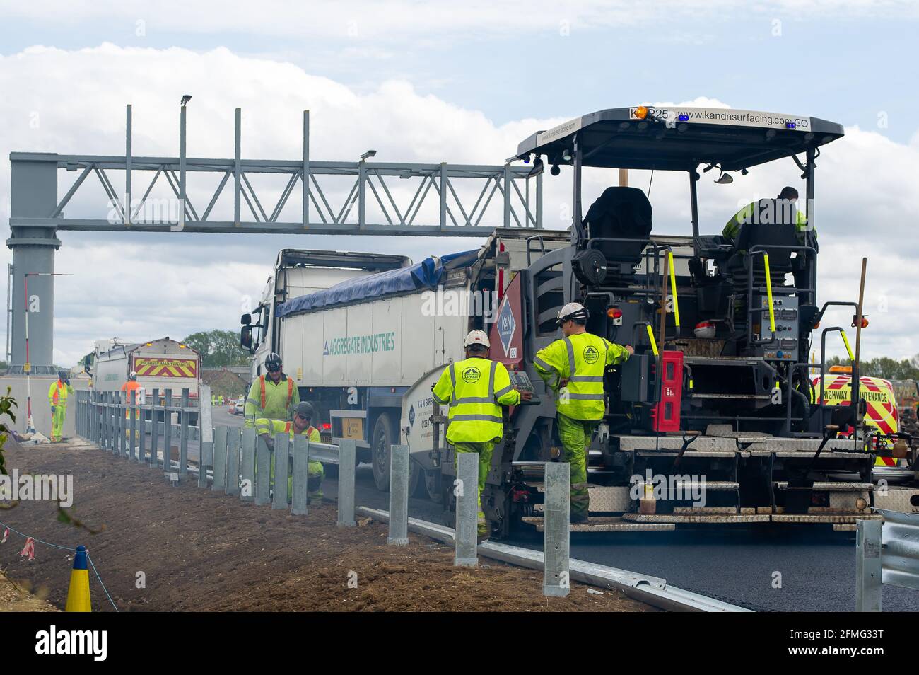 Taplow, Buckinghamshire, Großbritannien. Mai 2021. Die M4 ist an diesem Wochenende wieder zwischen Junction 6 (Slough) und Junction 8/9 (Maidenhead) wegen Bauarbeiten am M4 Smart Motorway Digital Upgrade geschlossen. An diesem Wochenende fand ein Resurfacing statt. In den letzten 5 Jahren hat es in Großbritannien 38 Tote auf intelligenten Autobahnen gegeben. Jüngste Statistiken belegen, dass die Sterberate auf intelligenten Autobahnen im Jahr 2019 um 8 % höher war als auf herkömmlichen Autobahnen, die immer noch eine harte Schulter haben, im Gegensatz zu okassionalen Schutzgebieten auf intelligenten Autobahnen. Quelle: Maureen McLean/Alamy Live News Stockfoto