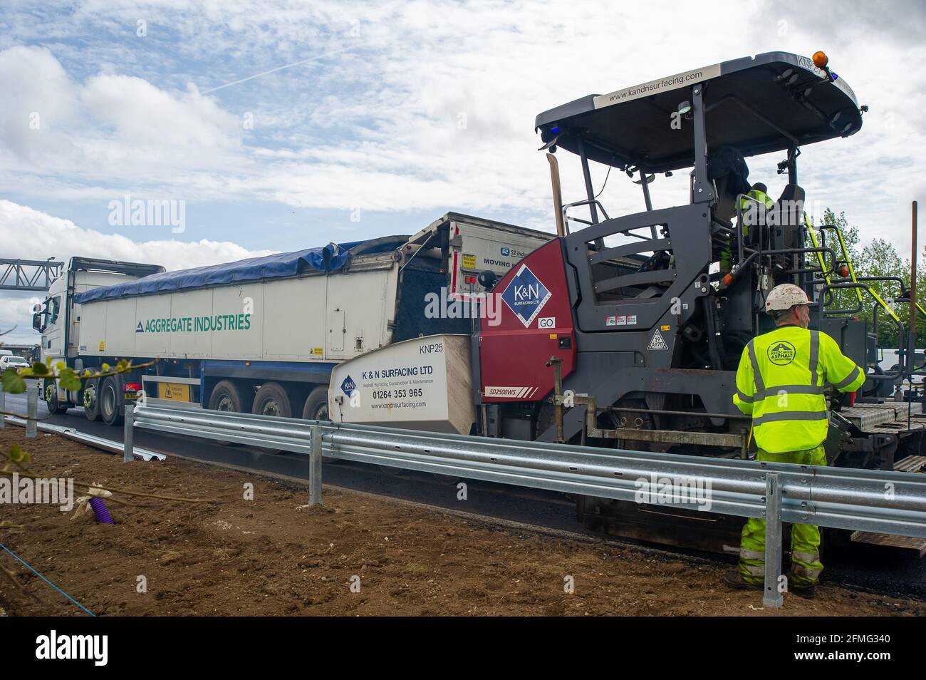 Taplow, Buckinghamshire, Großbritannien. Mai 2021. Die M4 ist an diesem Wochenende wieder zwischen Junction 6 (Slough) und Junction 8/9 (Maidenhead) wegen Bauarbeiten am M4 Smart Motorway Digital Upgrade geschlossen. An diesem Wochenende fand ein Resurfacing statt. In den letzten 5 Jahren hat es in Großbritannien 38 Tote auf intelligenten Autobahnen gegeben. Jüngste Statistiken belegen, dass die Sterberate auf intelligenten Autobahnen im Jahr 2019 um 8 % höher war als auf herkömmlichen Autobahnen, die immer noch eine harte Schulter haben, im Gegensatz zu okassionalen Schutzgebieten auf intelligenten Autobahnen. Quelle: Maureen McLean/Alamy Live News Stockfoto