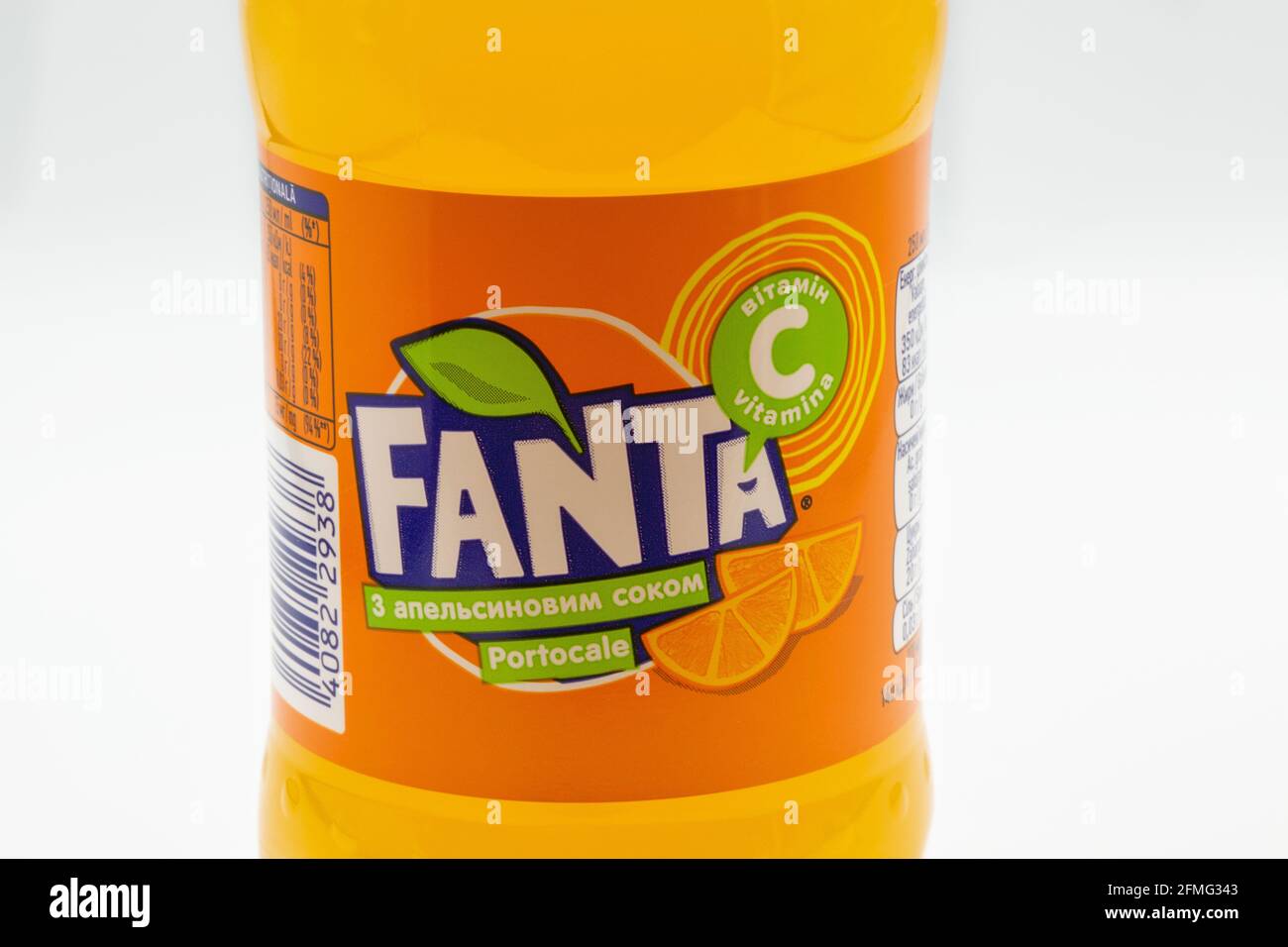 KIEW, UKRAINE - 27. MÄRZ 2021: Fanta Süßwasser in Plastikflasche Nahaufnahme vor weißem Hintergrund. Fanta ist eine Marke von Früchten aromatisiert so kohlensäurehaltige Stockfoto