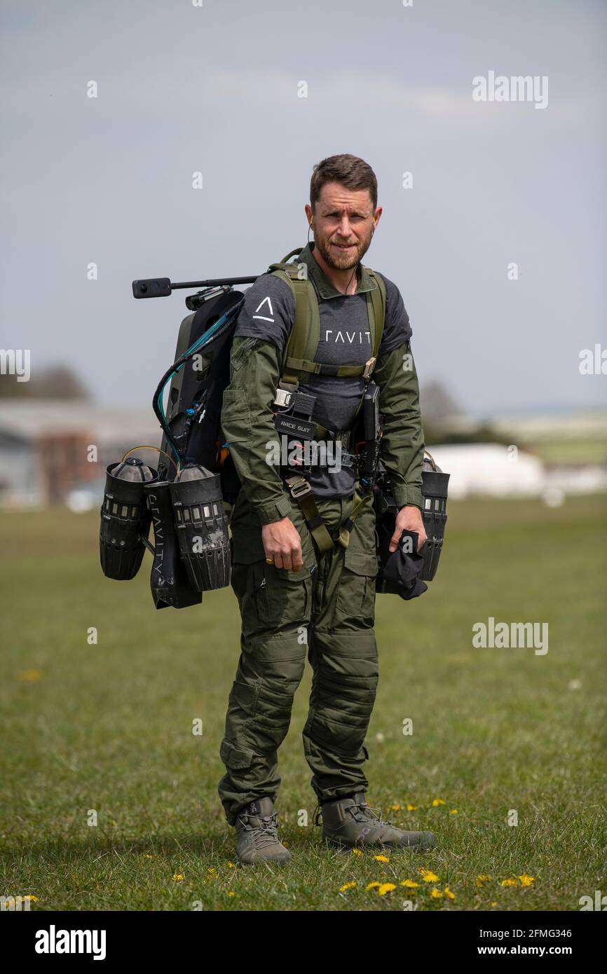 Richard Browning, Gründer von Gravity Industries, fliegt in seinem körpergesteuerten Jet-powered Anzug im Old Sarum Airfield, Salisbury, Wiltshire. Stockfoto