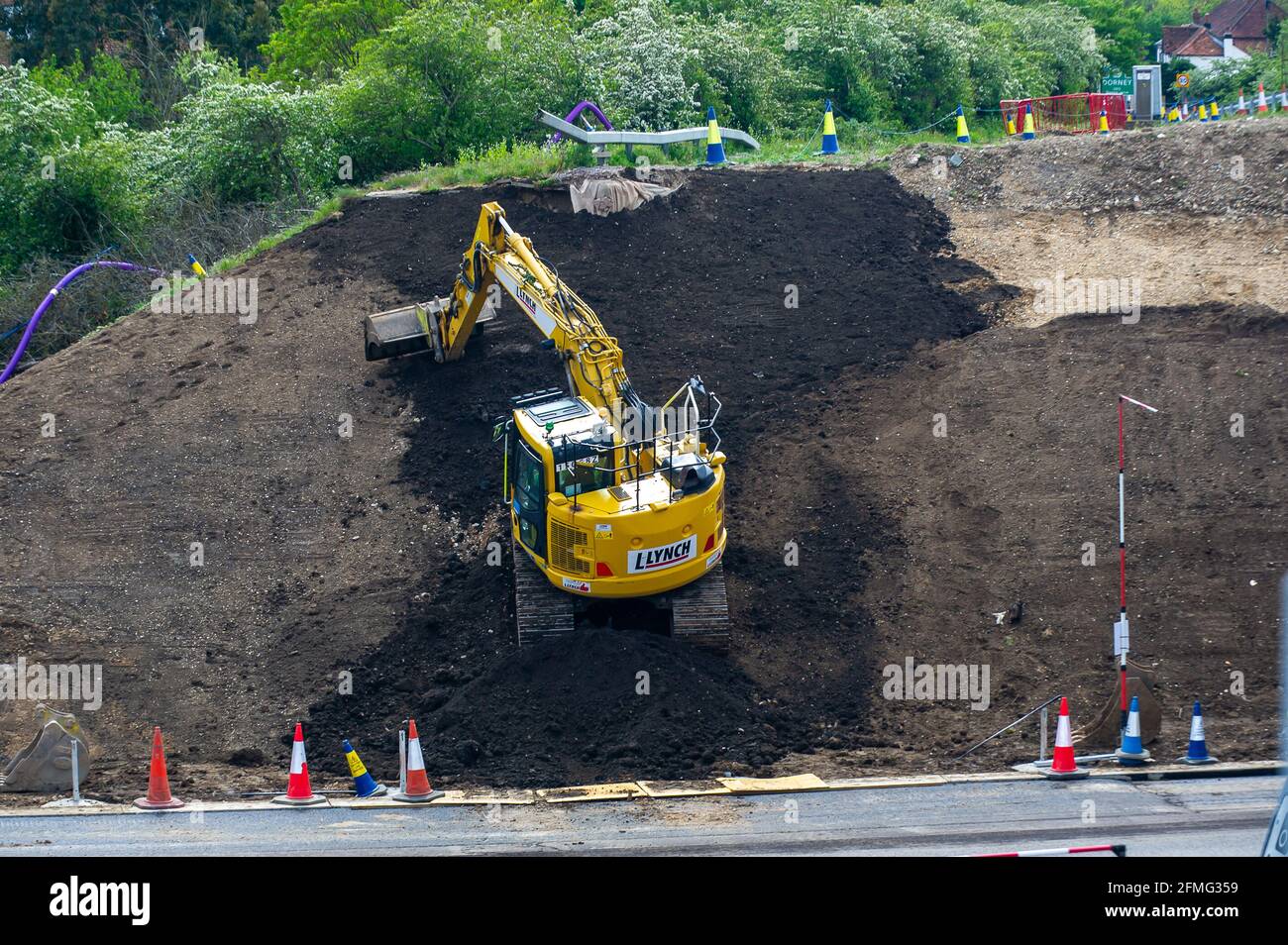 Taplow, Buckinghamshire, Großbritannien. Mai 2021. Die M4 ist an diesem Wochenende wieder zwischen Junction 6 (Slough) und Junction 8/9 (Maidenhead) wegen Bauarbeiten am M4 Smart Motorway Digital Upgrade geschlossen. An diesem Wochenende fand ein Resurfacing statt. In den letzten 5 Jahren hat es in Großbritannien 38 Tote auf intelligenten Autobahnen gegeben. Jüngste Statistiken belegen, dass die Sterberate auf intelligenten Autobahnen im Jahr 2019 um 8 % höher war als auf herkömmlichen Autobahnen, die immer noch eine harte Schulter haben, im Gegensatz zu okassionalen Schutzgebieten auf intelligenten Autobahnen. Quelle: Maureen McLean/Alamy Live News Stockfoto