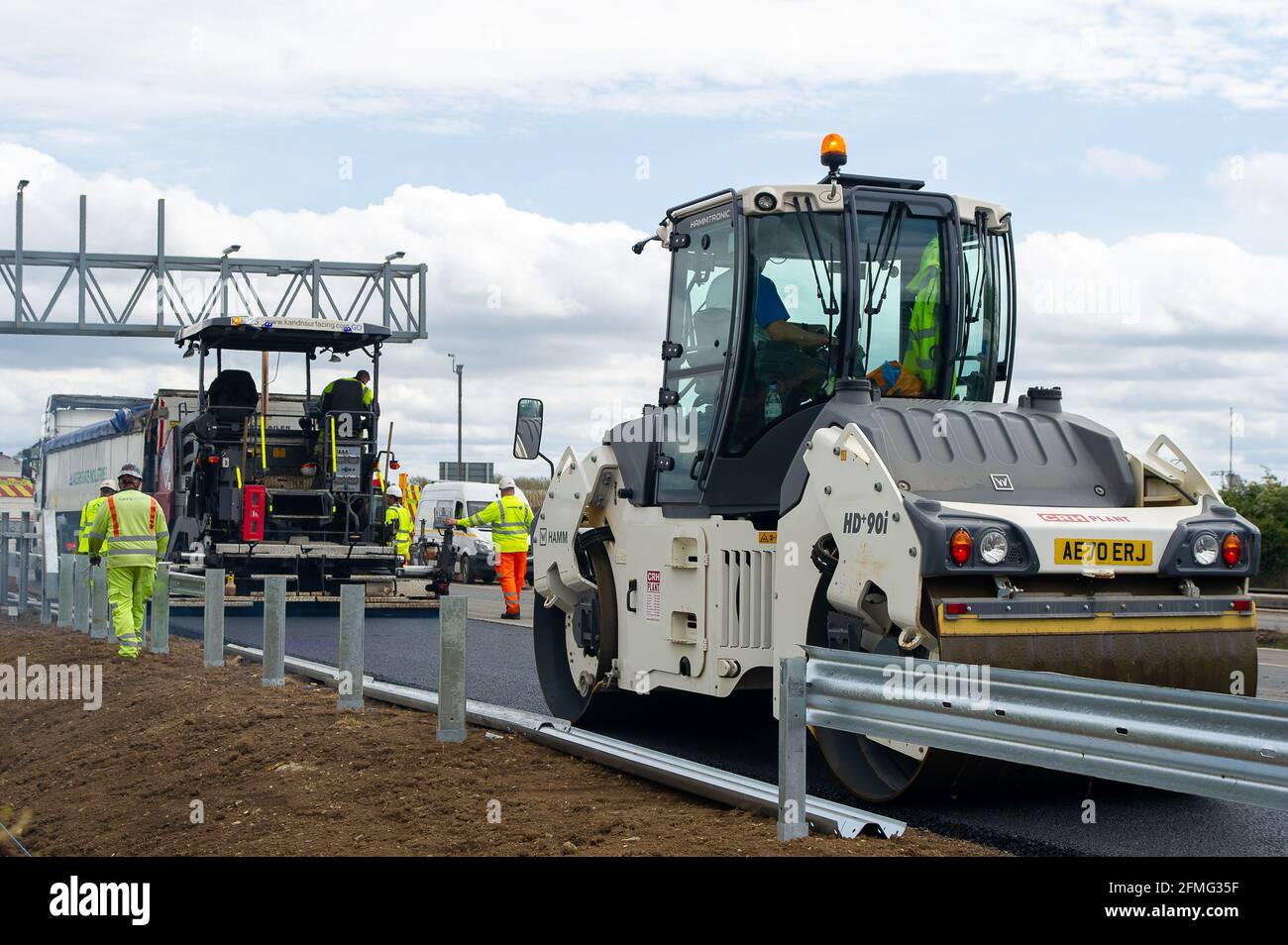 Taplow, Buckinghamshire, Großbritannien. Mai 2021. Die M4 ist an diesem Wochenende wieder zwischen Junction 6 (Slough) und Junction 8/9 (Maidenhead) wegen Bauarbeiten am M4 Smart Motorway Digital Upgrade geschlossen. An diesem Wochenende fand ein Resurfacing statt. In den letzten 5 Jahren hat es in Großbritannien 38 Tote auf intelligenten Autobahnen gegeben. Jüngste Statistiken belegen, dass die Sterberate auf intelligenten Autobahnen im Jahr 2019 um 8 % höher war als auf herkömmlichen Autobahnen, die immer noch eine harte Schulter haben, im Gegensatz zu okassionalen Schutzgebieten auf intelligenten Autobahnen. Quelle: Maureen McLean/Alamy Live News Stockfoto