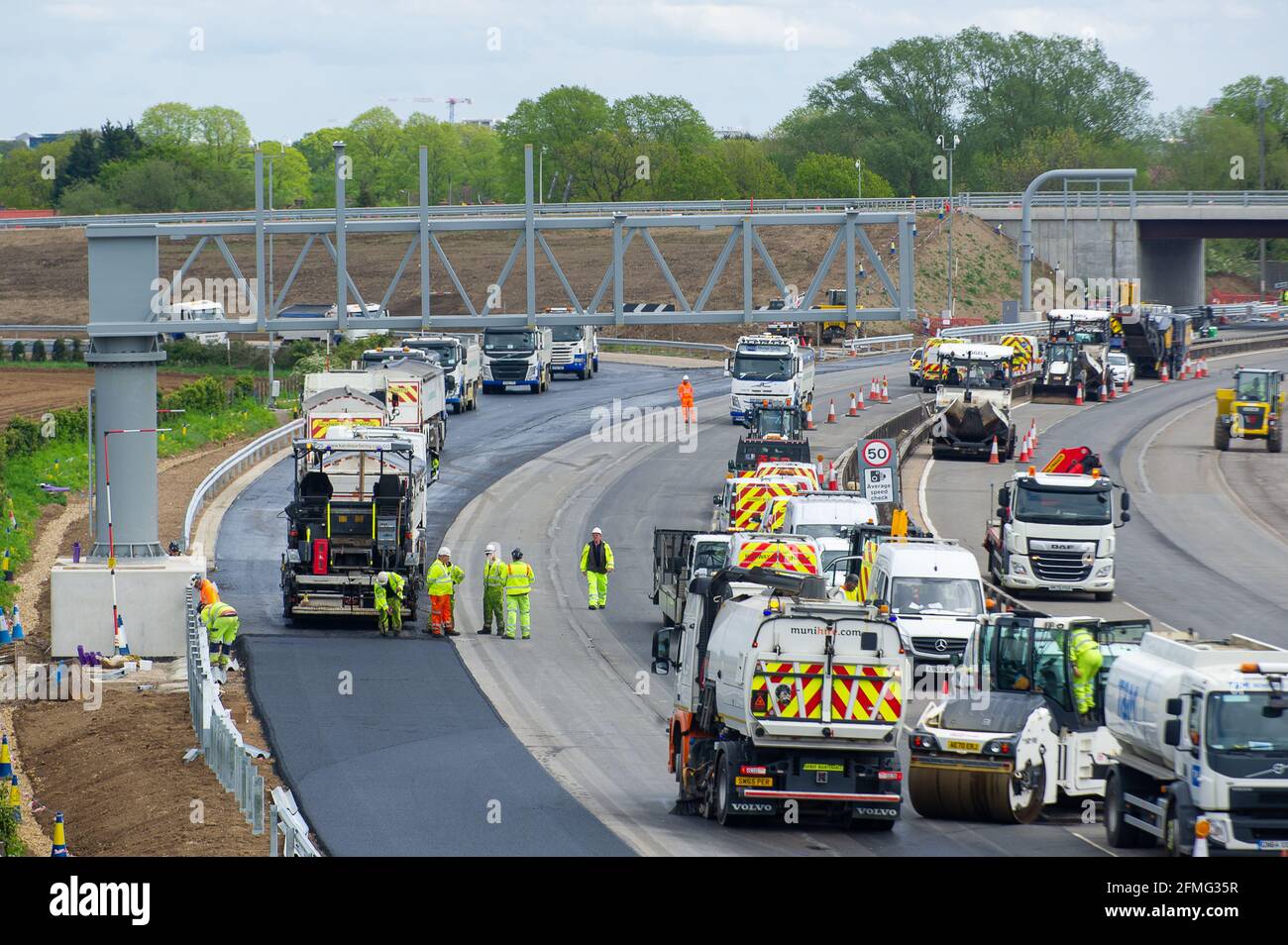 Taplow, Buckinghamshire, Großbritannien. Mai 2021. Die M4 ist an diesem Wochenende wieder zwischen Junction 6 (Slough) und Junction 8/9 (Maidenhead) wegen Bauarbeiten am M4 Smart Motorway Digital Upgrade geschlossen. An diesem Wochenende fand ein Resurfacing statt. In den letzten 5 Jahren hat es in Großbritannien 38 Tote auf intelligenten Autobahnen gegeben. Jüngste Statistiken belegen, dass die Sterberate auf intelligenten Autobahnen im Jahr 2019 um 8 % höher war als auf herkömmlichen Autobahnen, die immer noch eine harte Schulter haben, im Gegensatz zu okassionalen Schutzgebieten auf intelligenten Autobahnen. Quelle: Maureen McLean/Alamy Live News Stockfoto