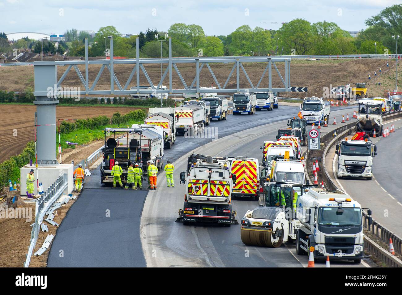 Taplow, Buckinghamshire, Großbritannien. Mai 2021. Die M4 ist an diesem Wochenende wieder zwischen Junction 6 (Slough) und Junction 8/9 (Maidenhead) wegen Bauarbeiten am M4 Smart Motorway Digital Upgrade geschlossen. An diesem Wochenende fand ein Resurfacing statt. In den letzten 5 Jahren hat es in Großbritannien 38 Tote auf intelligenten Autobahnen gegeben. Jüngste Statistiken belegen, dass die Sterberate auf intelligenten Autobahnen im Jahr 2019 um 8 % höher war als auf herkömmlichen Autobahnen, die immer noch eine harte Schulter haben, im Gegensatz zu okassionalen Schutzgebieten auf intelligenten Autobahnen. Quelle: Maureen McLean/Alamy Live News Stockfoto