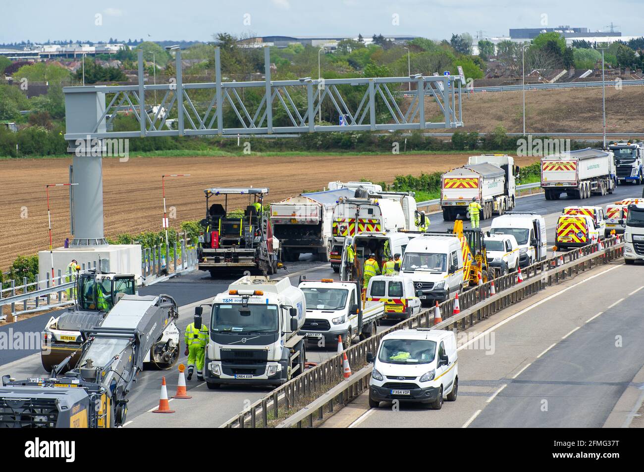 Taplow, Buckinghamshire, Großbritannien. Mai 2021. Die M4 ist an diesem Wochenende wieder zwischen Junction 6 (Slough) und Junction 8/9 (Maidenhead) wegen Bauarbeiten am M4 Smart Motorway Digital Upgrade geschlossen. An diesem Wochenende fand ein Resurfacing statt. In den letzten 5 Jahren hat es in Großbritannien 38 Tote auf intelligenten Autobahnen gegeben. Jüngste Statistiken belegen, dass die Sterberate auf intelligenten Autobahnen im Jahr 2019 um 8 % höher war als auf herkömmlichen Autobahnen, die immer noch eine harte Schulter haben, im Gegensatz zu okassionalen Schutzgebieten auf intelligenten Autobahnen. Quelle: Maureen McLean/Alamy Live News Stockfoto