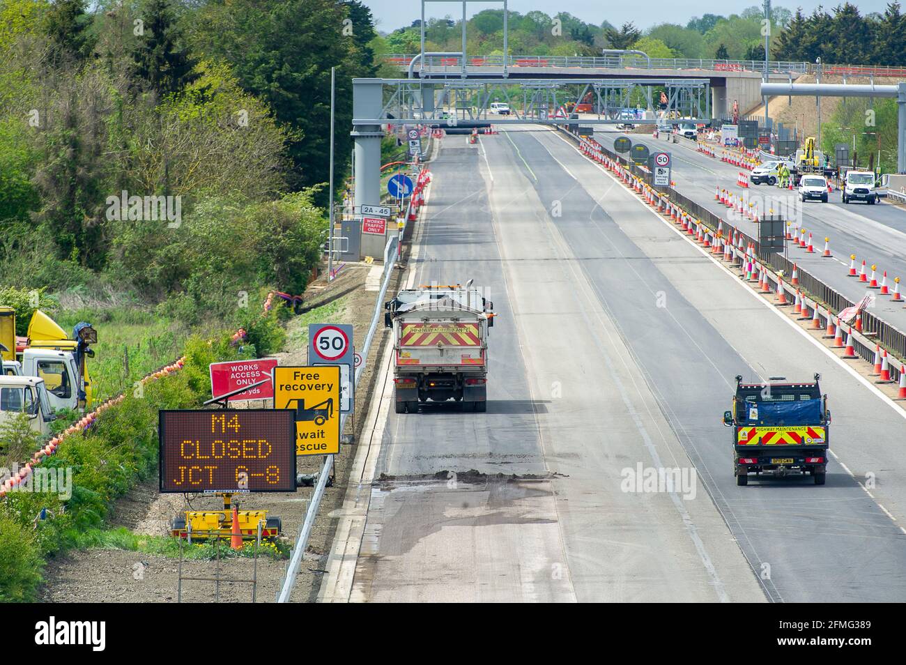 Taplow, Buckinghamshire, Großbritannien. Mai 2021. Die M4 ist an diesem Wochenende wieder zwischen Junction 6 (Slough) und Junction 8/9 (Maidenhead) wegen Bauarbeiten am M4 Smart Motorway Digital Upgrade geschlossen. An diesem Wochenende fand ein Resurfacing statt. In den letzten 5 Jahren hat es in Großbritannien 38 Tote auf intelligenten Autobahnen gegeben. Jüngste Statistiken belegen, dass die Sterberate auf intelligenten Autobahnen im Jahr 2019 um 8 % höher war als auf herkömmlichen Autobahnen, die immer noch eine harte Schulter haben, im Gegensatz zu okassionalen Schutzgebieten auf intelligenten Autobahnen. Quelle: Maureen McLean/Alamy Live News Stockfoto