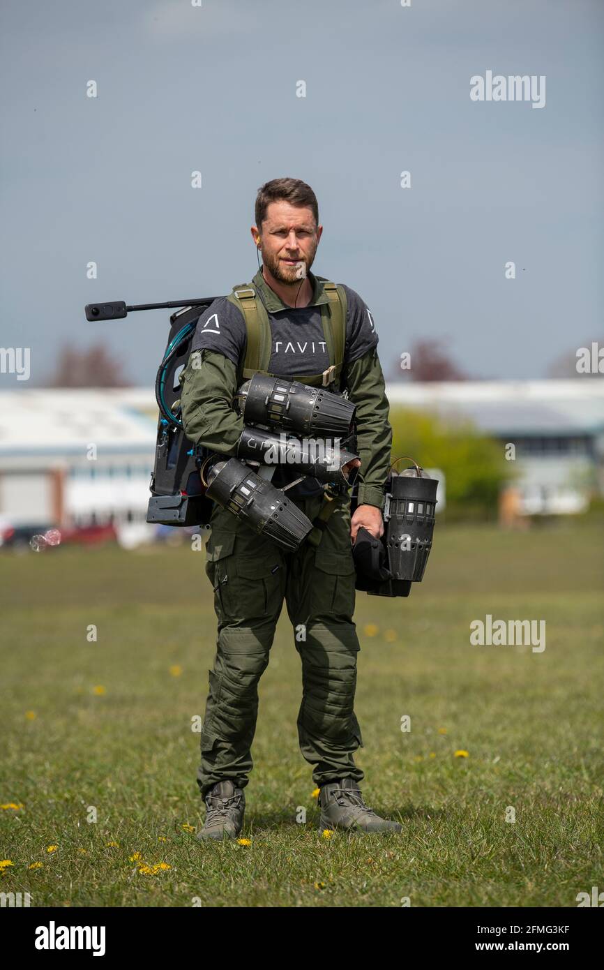 Richard Browning, Gründer von Gravity Industries, fliegt in seinem körpergesteuerten Jet-powered Anzug im Old Sarum Airfield, Salisbury, Wiltshire. Stockfoto