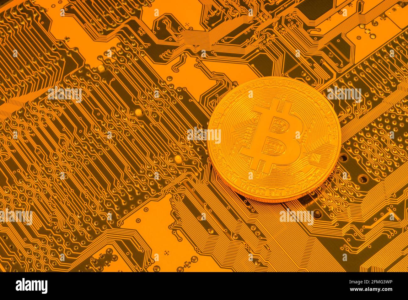 Kryptowährung Gold Bitcoin Token und PCB Motherboard / PC-Schaltung. Für  digitale Währungssicherheit, Kryptojacking, Kryptowährungscrash, Bitcoin- Preis Stockfotografie - Alamy