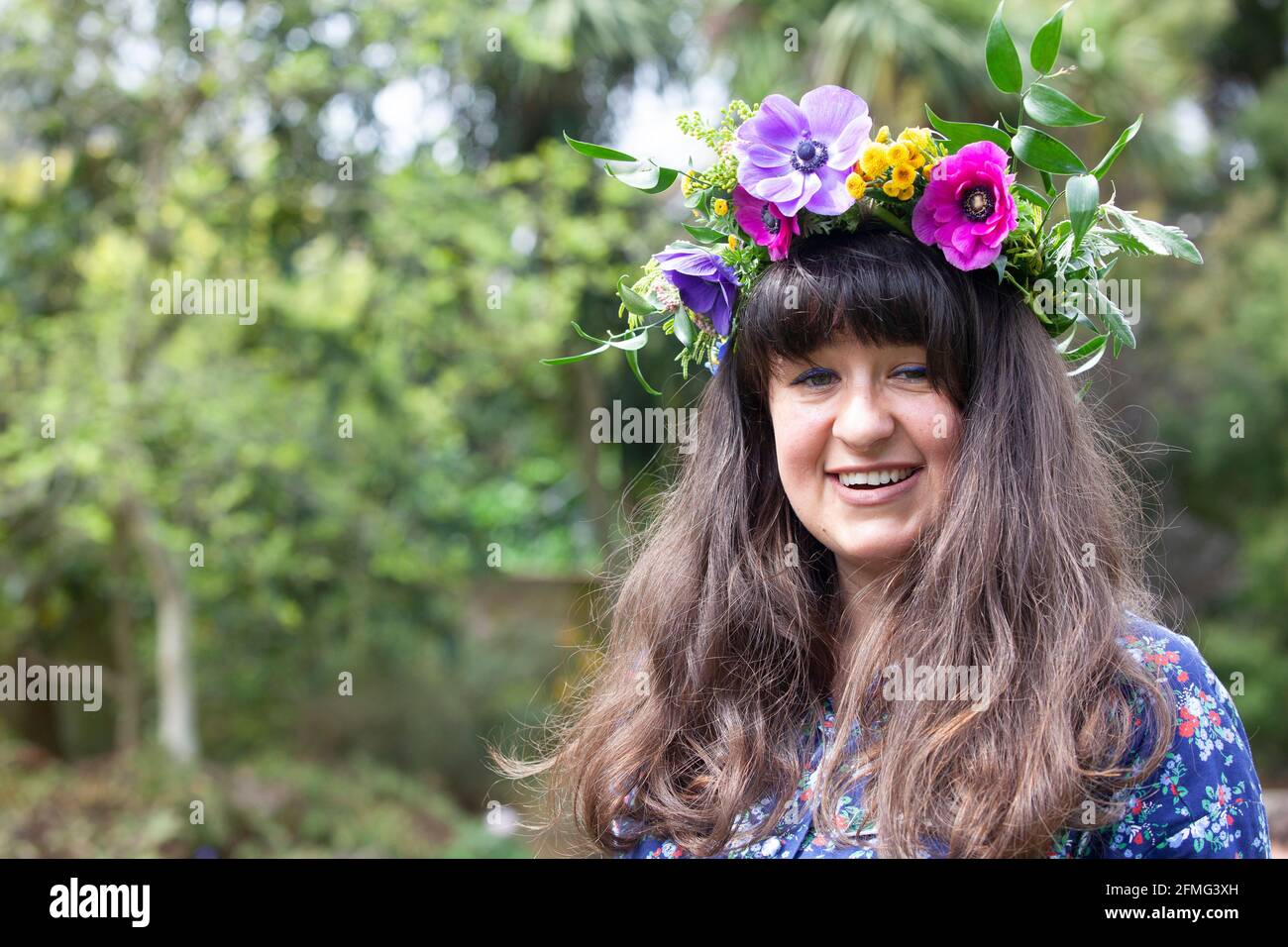 London, Großbritannien, 9. Mai 2021: Kary Parry, die im Chelsea Physic Garden arbeitet, posiert mit der Blumenkrone, die sie anlässlich des Garden Day gemacht hat. Anna Watson/Alamy Live News Stockfoto