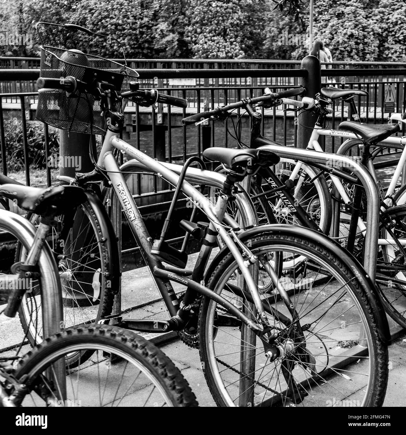 Kingston upon Thames Surrey London UK Mai 07 2021, Reihe geparkter umweltfreundlicher Fahrräder ohne Menschen Stockfoto