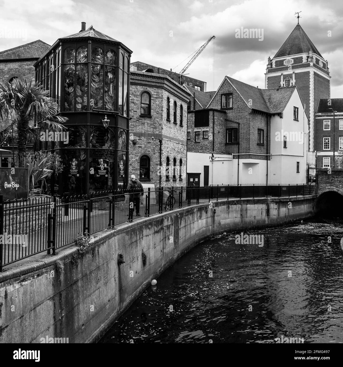 Kingston upon Thames Surrey London, Großbritannien, 07 2021. Mai, EIN Spaziergang am Flussufer oder ein Pfadweg mit EINER Person gegen moderne und traditionelle Architektur Stockfoto