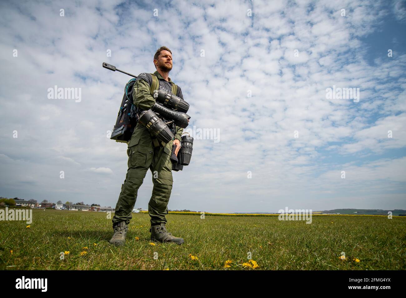 Richard Browning, Gründer von Gravity Industries, fliegt in seinem körpergesteuerten Jet-powered Anzug im Old Sarum Airfield, Salisbury, Wiltshire. Stockfoto