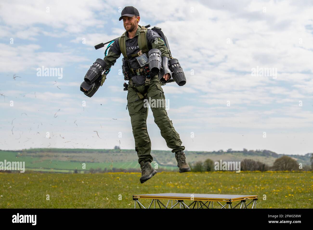 Richard Browning, Gründer von Gravity Industries, fliegt in seinem körpergesteuerten Jet-powered Anzug im Old Sarum Airfield, Salisbury, Wiltshire. Stockfoto