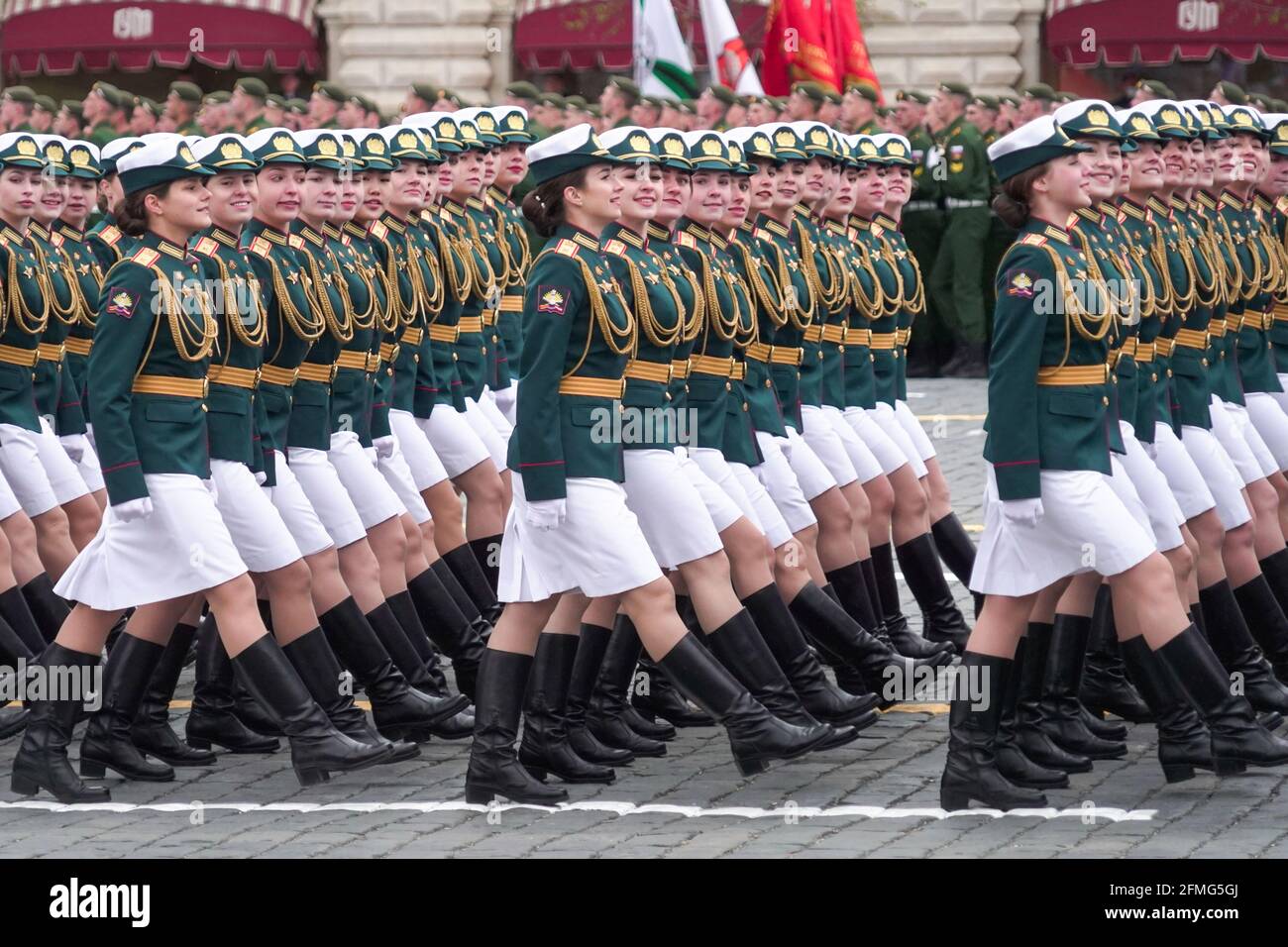 Moskau, Russland. Mai 2021. Dienstfrauen marschieren während der Militärparade anlässlich des 76. Jahrestages des sowjetischen Sieges im Großen Vaterländischen Krieg, der russischen Bezeichnung für den Zweiten Weltkrieg, auf dem Roten Platz in Moskau, Russland, am 9. Mai 2021. Kredit: Yuan Xinfang/Xinhua/Alamy Live Nachrichten Stockfoto