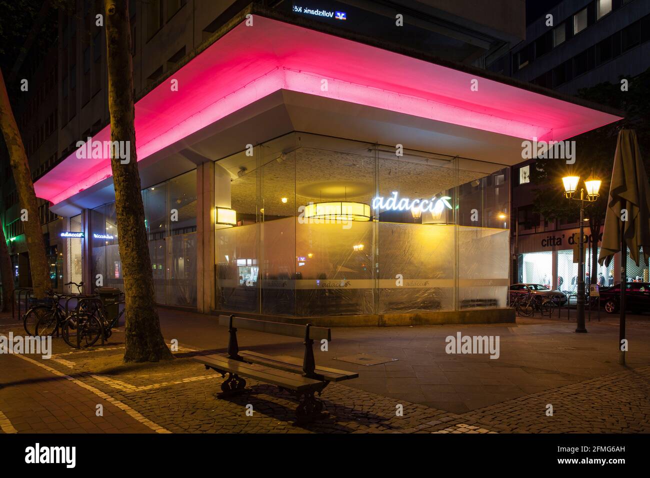 Ausgangssperre ab 9 Uhr während der Sperrung der Corona-Pandemie am 5. Mai. 2021. Das geschlossene Restaurant Adacio an der Straße Hohenzollernring, Köln, Deutschland. Au Stockfoto