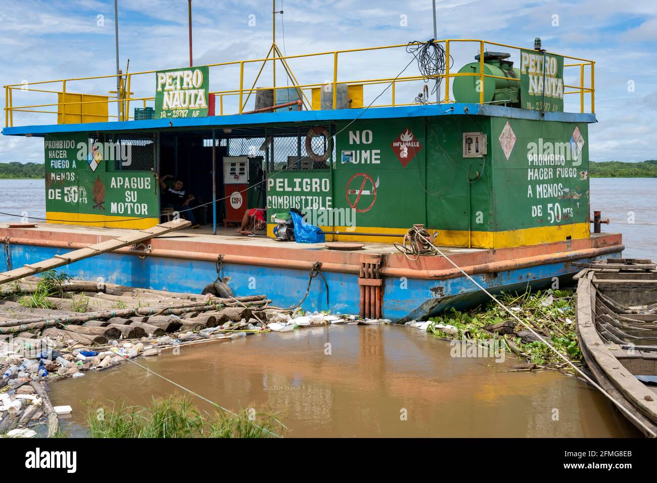 Ein Bootskahn versorgt die Boote in Nauta, Peru, mit Gas Stockfoto