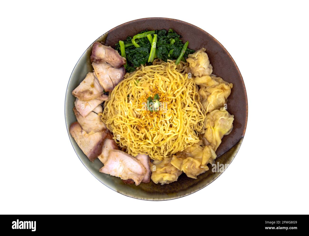 Eiernudel mit gebratenem Schweinefleisch und Wonton in Platte isoliert auf weißem Hintergrund mit Schneideweg. Kantonesische chinesische Küche, Draufsicht, selektiver Fokus. Stockfoto