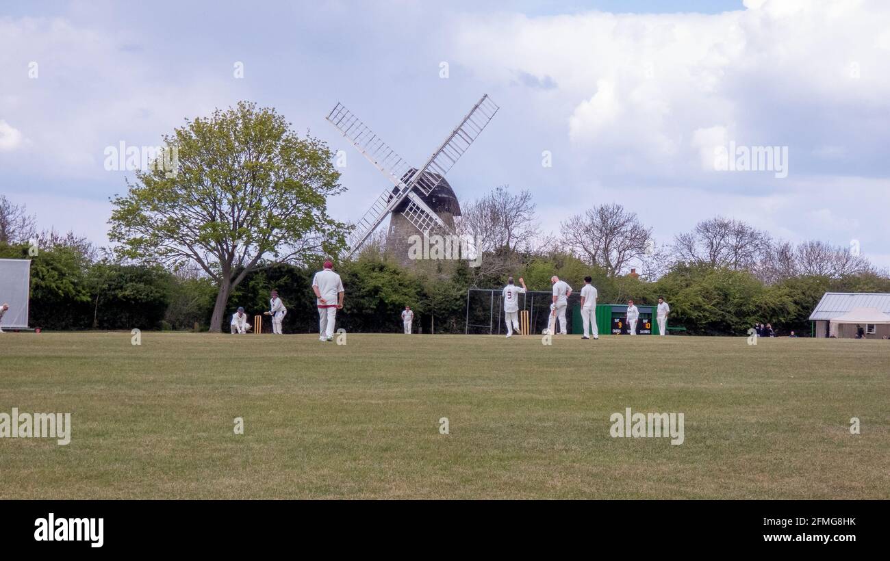 New Bradwell, Milton Keynes, UK, May,2,2021:EIN Blick auf den New Bradwell Cricket Ground mit Cricket unter der neuen Bradwell Windmill. Stockfoto