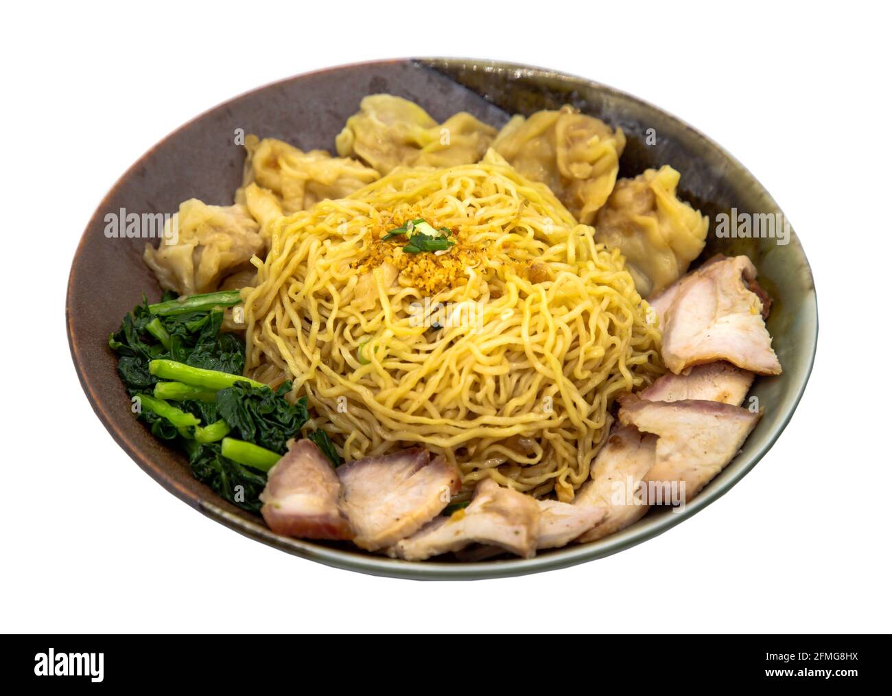 Eiernudel mit gebratenem Schweinefleisch und Wonton in Platte isoliert auf weißem Hintergrund mit Schneideweg. Kantonesische chinesische Küche, selektiver Fokus. Stockfoto
