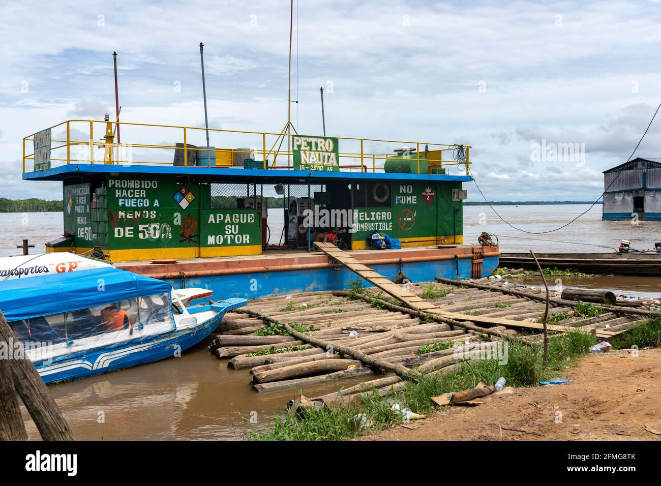 Ein Bootskahn versorgt die Boote in Nauta, Peru, mit Gas Stockfoto