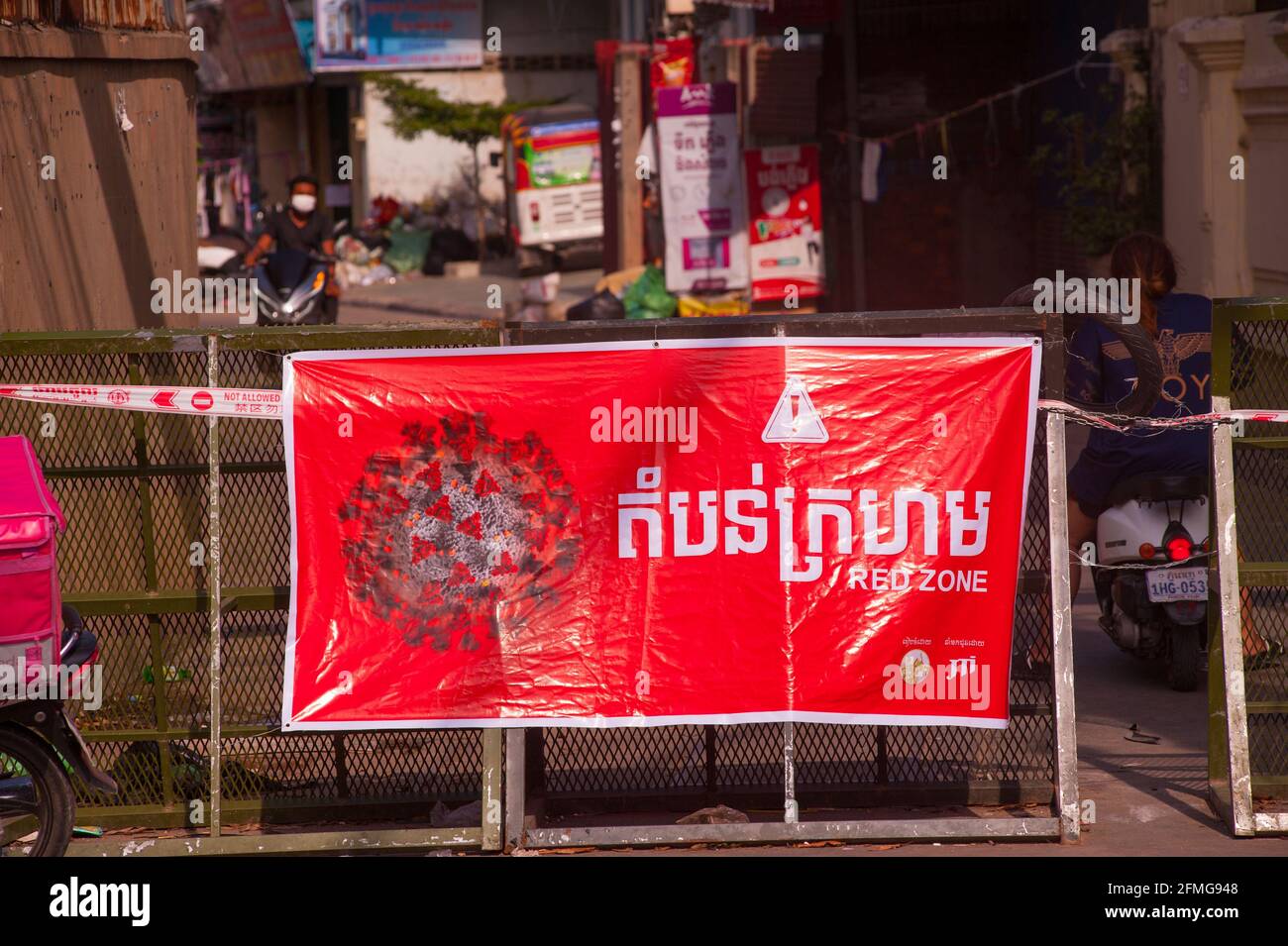 Phnom Penh, Kambodscha. 9. Mai 2021. Nach 3 Wochen totaler Sperrung der Stadt hat die Regierung Phnom Penh aufgrund des anhaltenden COVID-Anstiegs von 19 in 3 Farbzonen (rot, orange und gelb) unterteilt. Ein Eingang in eine „Rote Zone“, was ein hohes Infektionsrisiko bedeutet. Kambodschaner in „roten Zonen“ werden auf ihren Straßen unter Quarantäne gestellt und dürfen nicht einmal nach Essen einkaufen gehen. Quelle: Kraig lieb / Alamy Live News Stockfoto