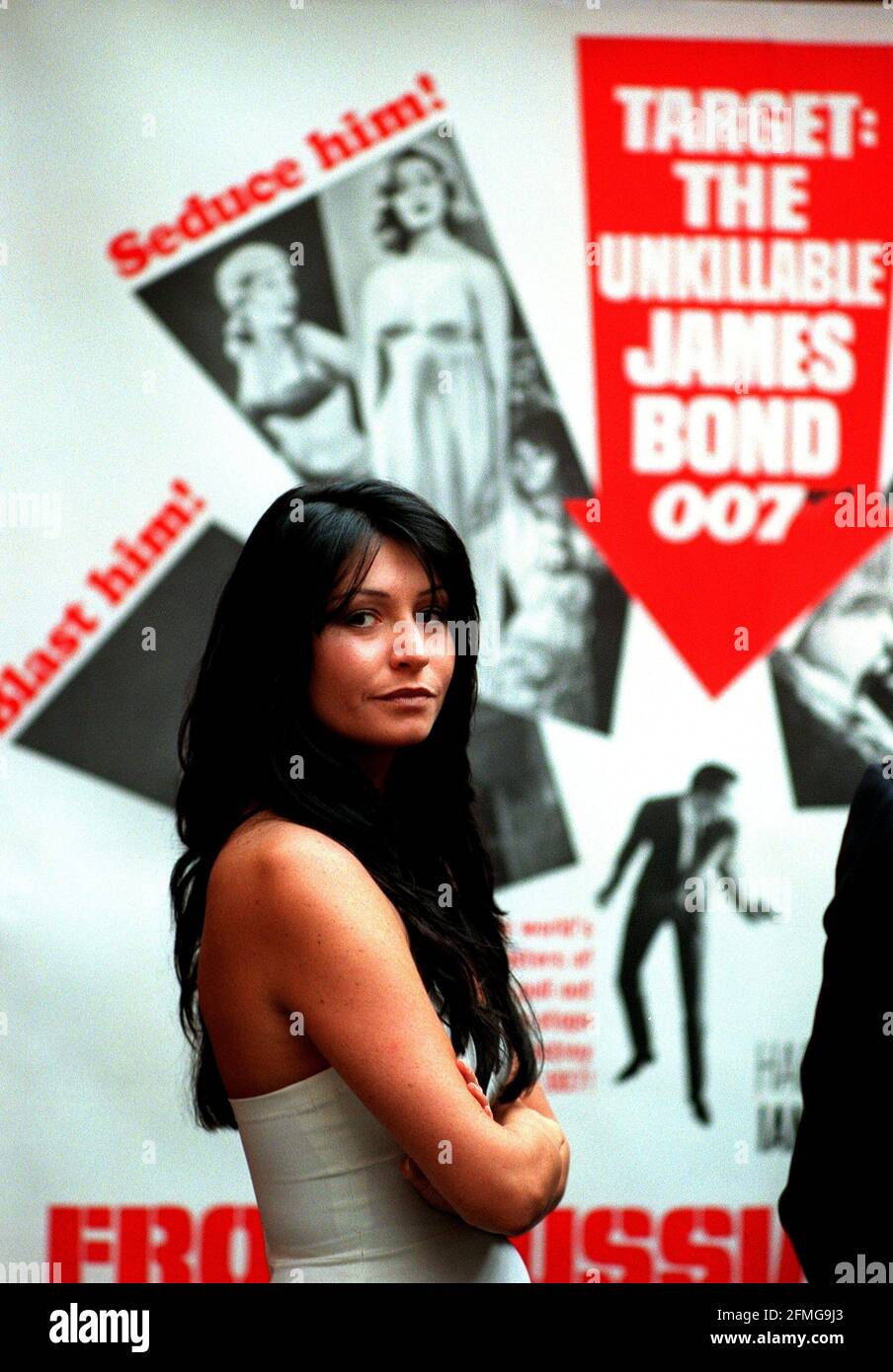 Christies Auktion von James Bond/007 Memorabilia 1998, die am 17. September im Hintergrund ein Plakat für "aus Russland mit Liebe" stattfinden wird. Das Mädchen ist Joanne Power und war dort, um das Outfit von 'Moonraker' zu modellieren. Stockfoto