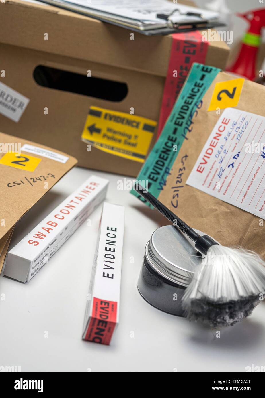 Akten und Beweisbeutel in einem Kriminallabor, konzeptuelles Bild Stockfoto