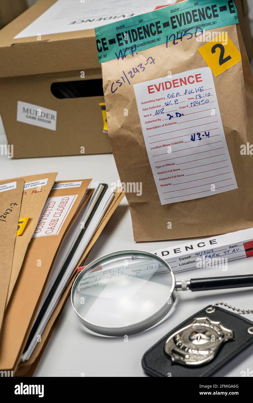 Akten und Beweisbeutel in einem Kriminallabor, konzeptuelles Bild Stockfoto