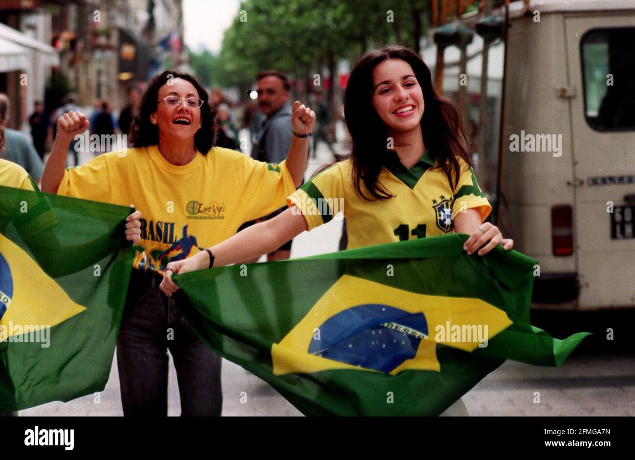 Anhänger Brasiliens, die im Eröffnungsspiel gegen gespielt haben Schottland auf den Champs Elysees in Paris Stockfoto