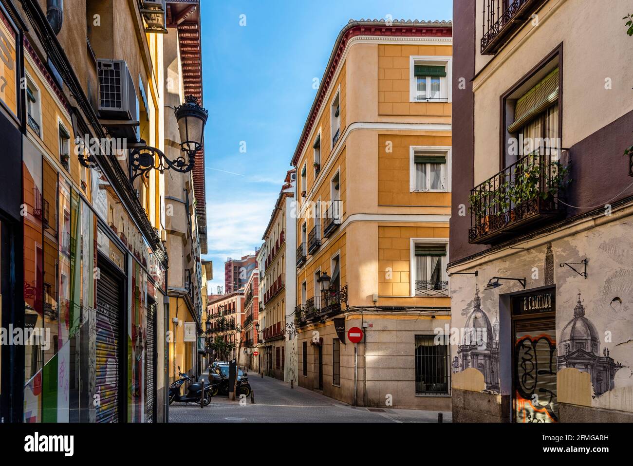 Traditionelle Straße im Viertel Las Letras im Zentrum von Madrid, Spanien Stockfoto