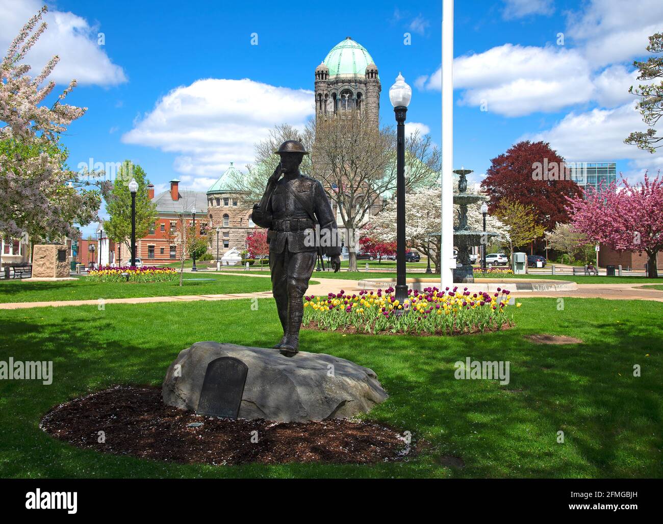 World war One Doughboy Memorial Statue auf Taunton Green, Taunton, Massachusetts, USA mit dem Oberen Gerichtshof von Bristol County im Hintergrund Stockfoto