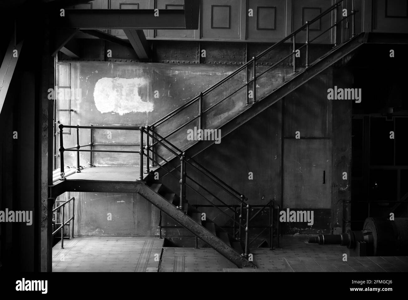 Alte und metallische Treppe in Schwarz und Weiß Stockfoto