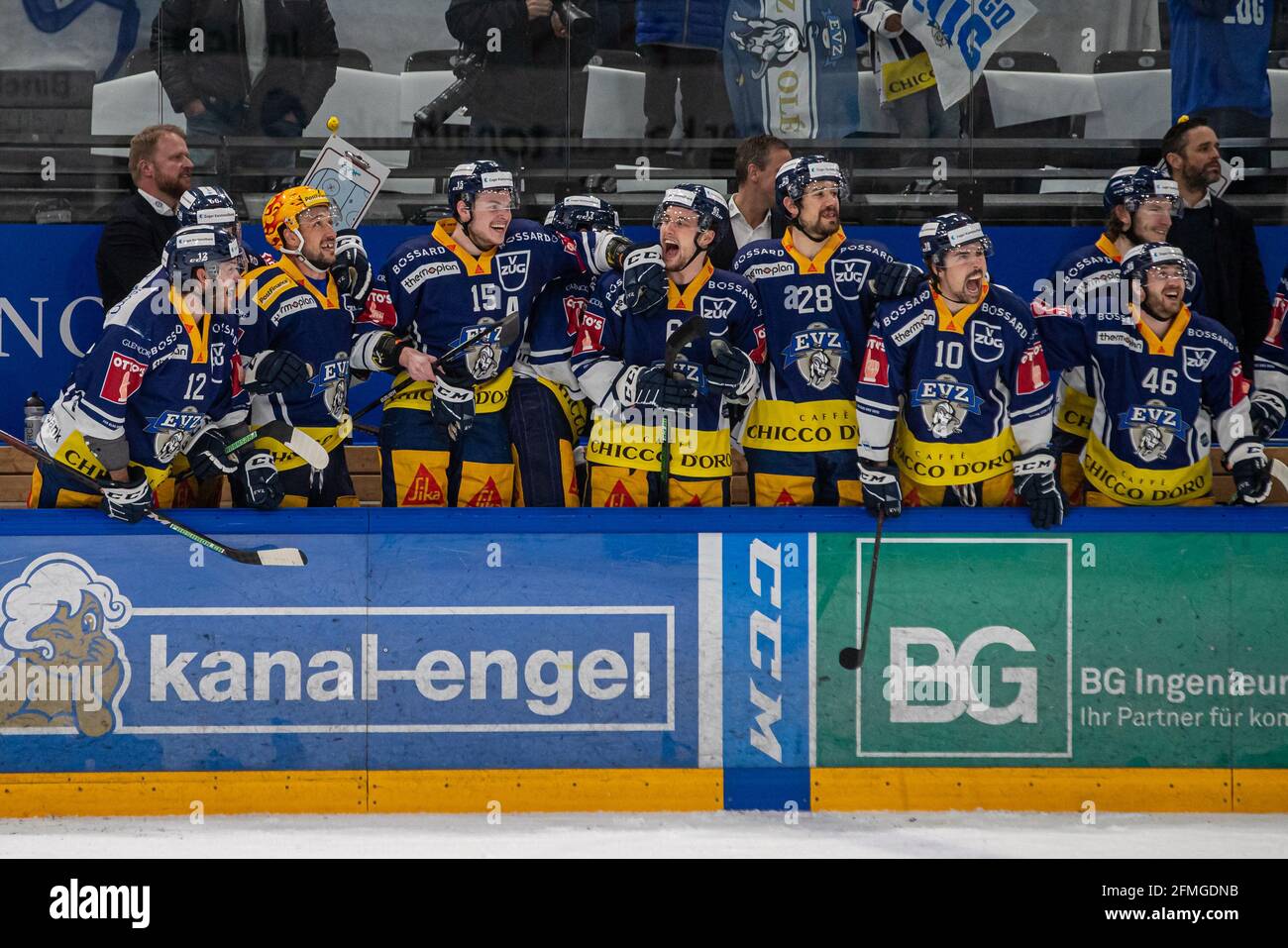 Die Zugerbank feiert ein weiteres Tor für Yannick Zehnder # 12 (EV Zug), PostFinance Top Scorer Jan Kovar # 43 (EV Zug), Gregory Hofmann # 15 (EV Zug), Sven Leuenberger # 61 (EV Zug), Yannick-Lennart Albrecht # 28 (EV Zug), Jerome Bachofner # 10 (EV Zug) und Lino Martschini # 46 (EV Zug) während des National League Playoff Final Eishockey-Spiels 3 zwischen EV Zug und Geneve-Servette HC am 7. Mai 2021 in der Bossard Arena im Zug. (Schweiz/Kroatien OUT) Quelle: SPP Sport Pressefoto. /Alamy Live News Stockfoto