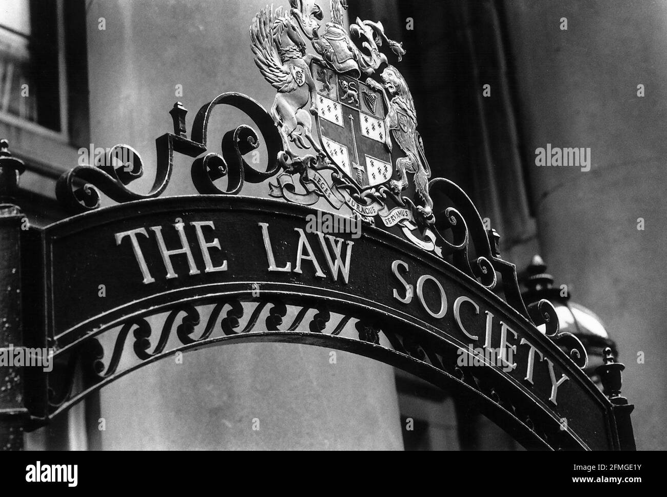 Logo der Law Society am Tor vor ihrem Büro Jan 1992 Stockfoto