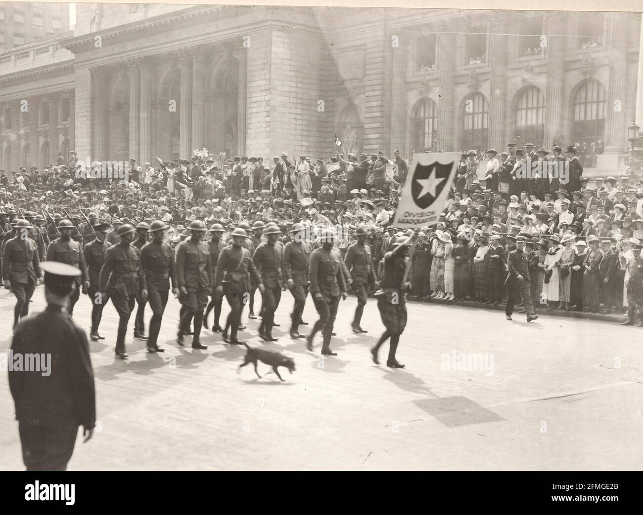 Männer der zweiten Division, die die preußischen Garde in Belleau Wood schlugen, jubelten, als sie die Fifth Avenue, New York City, New York Division Headquarters Truppe in der Parade - 1919, hochmarschierten Stockfoto