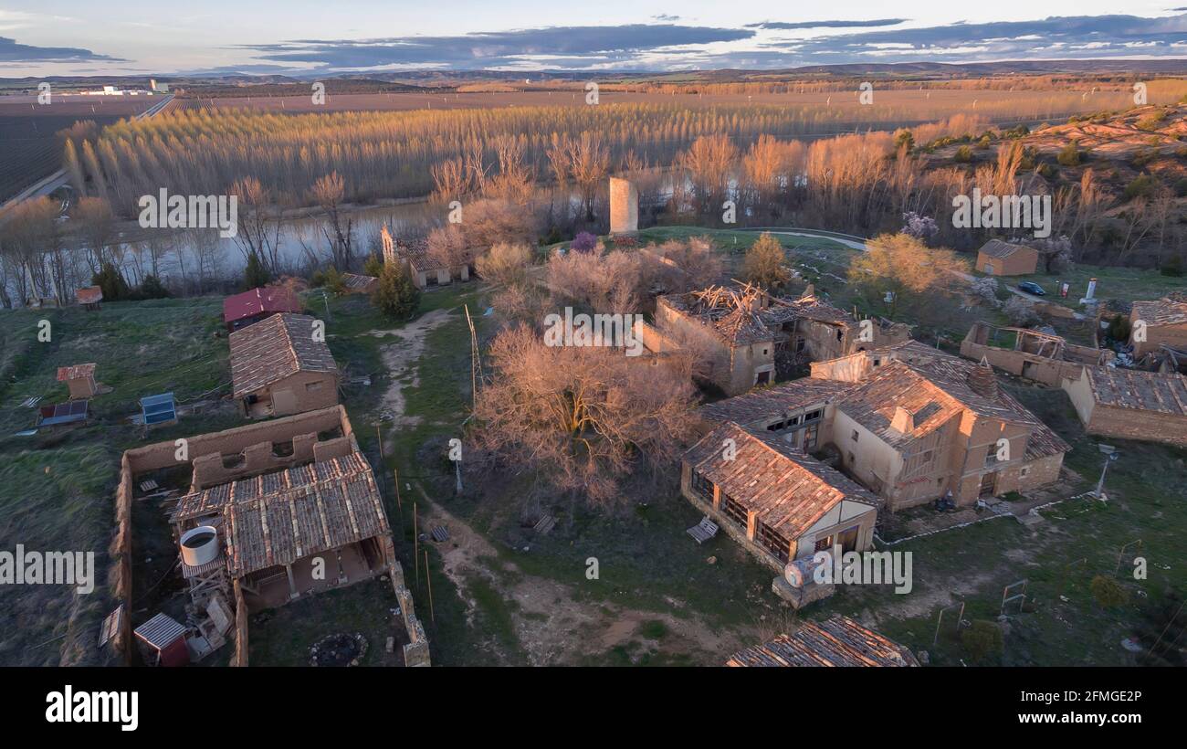 Verlassenes Dorf Navapalos bei Sonnenuntergang in der Provinz Soria, Spanien Stockfoto